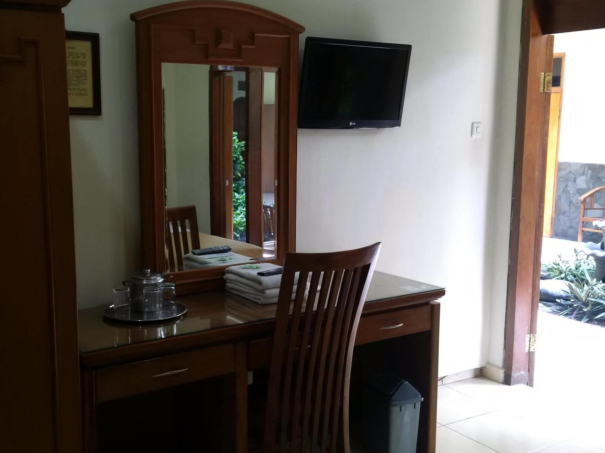 Hotel Priangan Cirebon Exterior foto